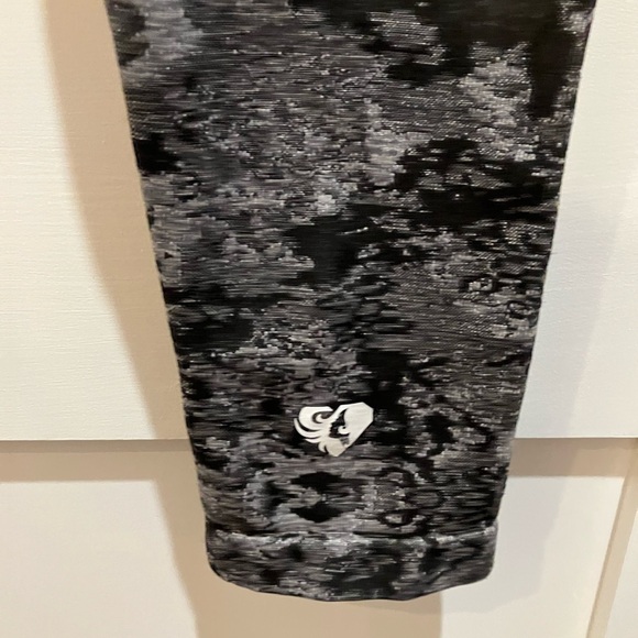 Womens Best brand medium Gray Camouflage Leggings - Picture 3 of 16